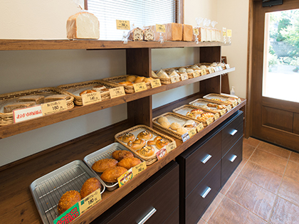 季節に応じた商品など、約40種類のこだわり手づくり焼き立てパンを用意しております。
